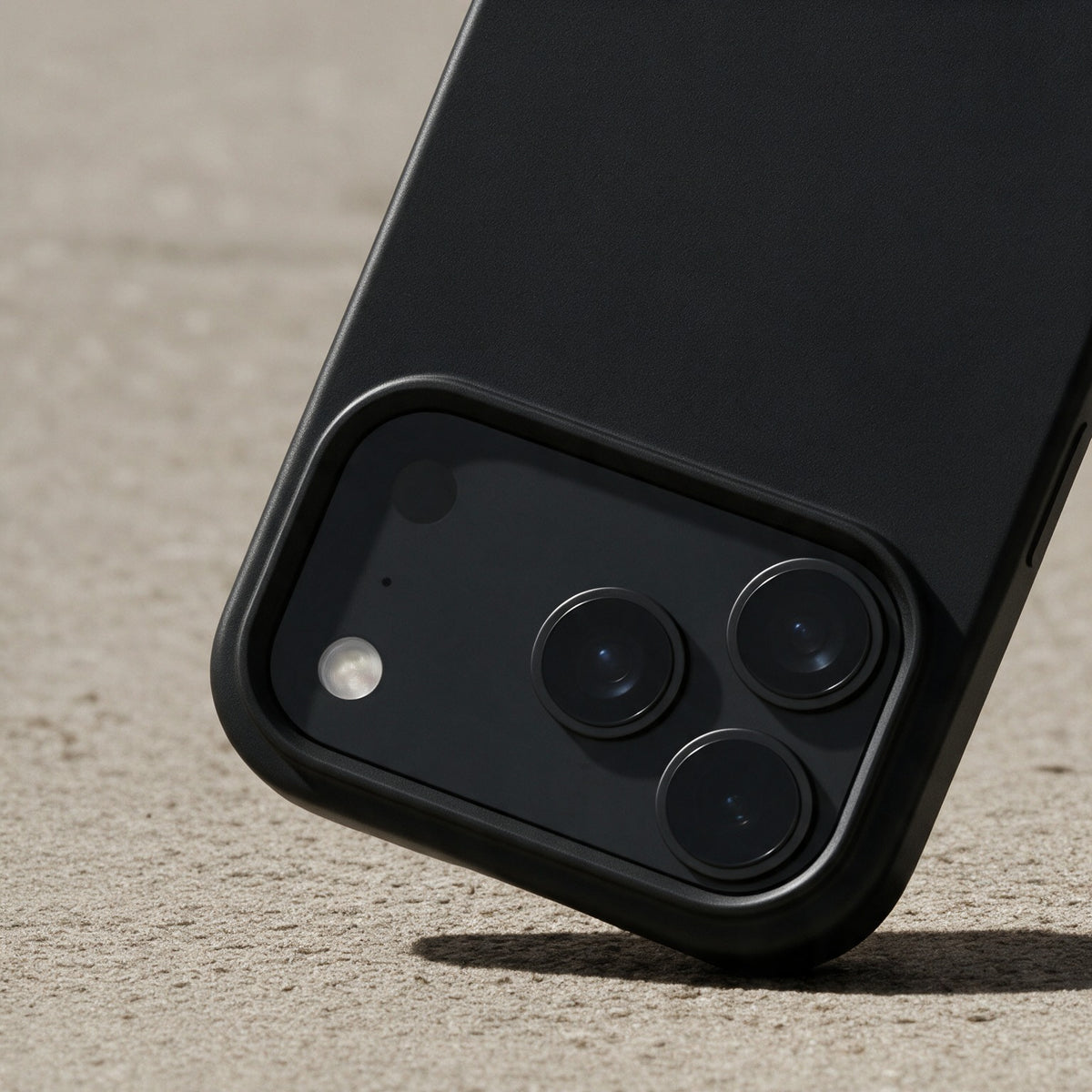 compoCASE Handyhülle in Midnight Black mit erhöhtem Kameraschutzrand, Nahaufnahme auf Stein