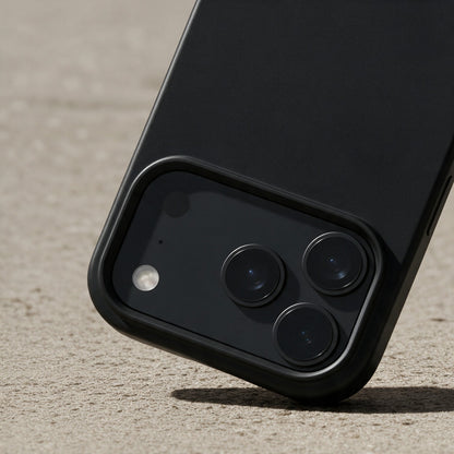 compoCASE Handyhülle in Midnight Black mit erhöhtem Kameraschutzrand, Nahaufnahme auf Stein