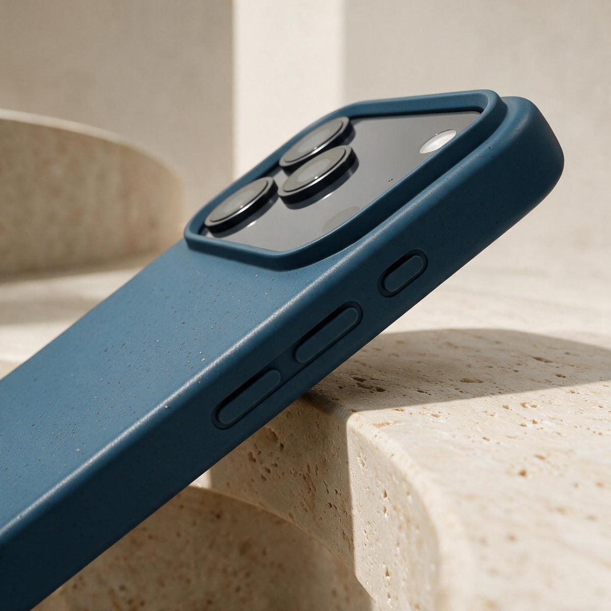 compoCASE Handyhülle in Arctic Blue mit umschlossenen Seitentasten und Kameraschutzrand auf Travertin
