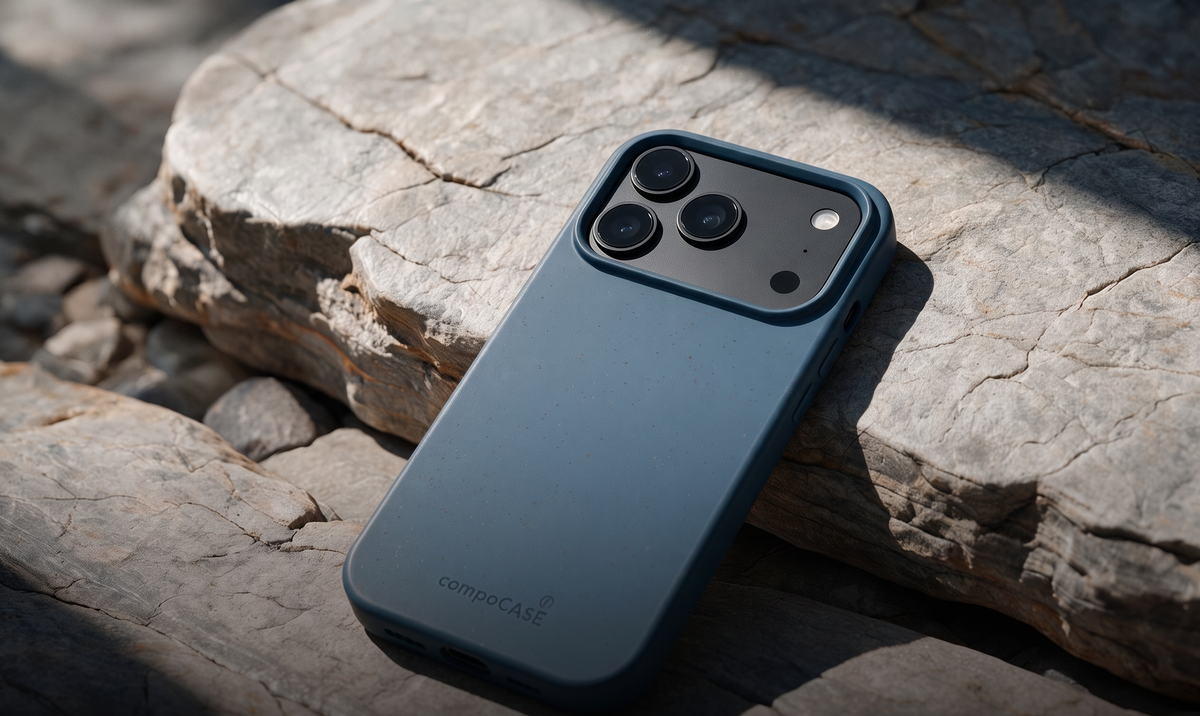 compoCASE Hülle in Arctic Blue auf einem Felsen