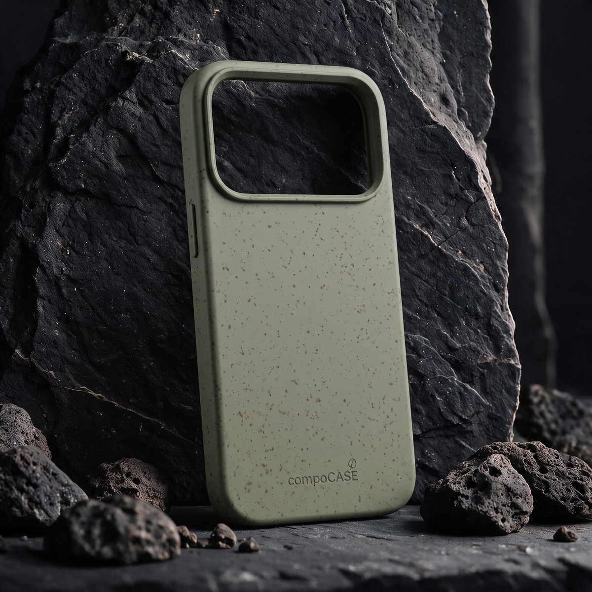 compoCASE Hülle für iPhone 17 Pro Max und 18 Pro Max in Forest Green im Alltag