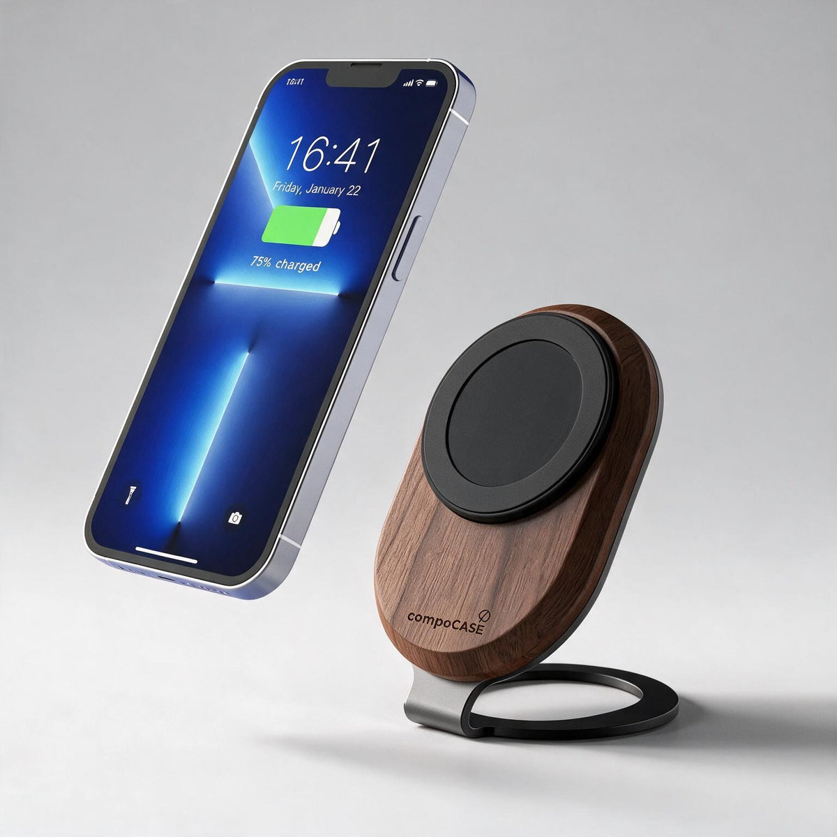 iPhone wird magnetisch an die Holz-Ladestation Single Pro aus Walnuss angesetzt
