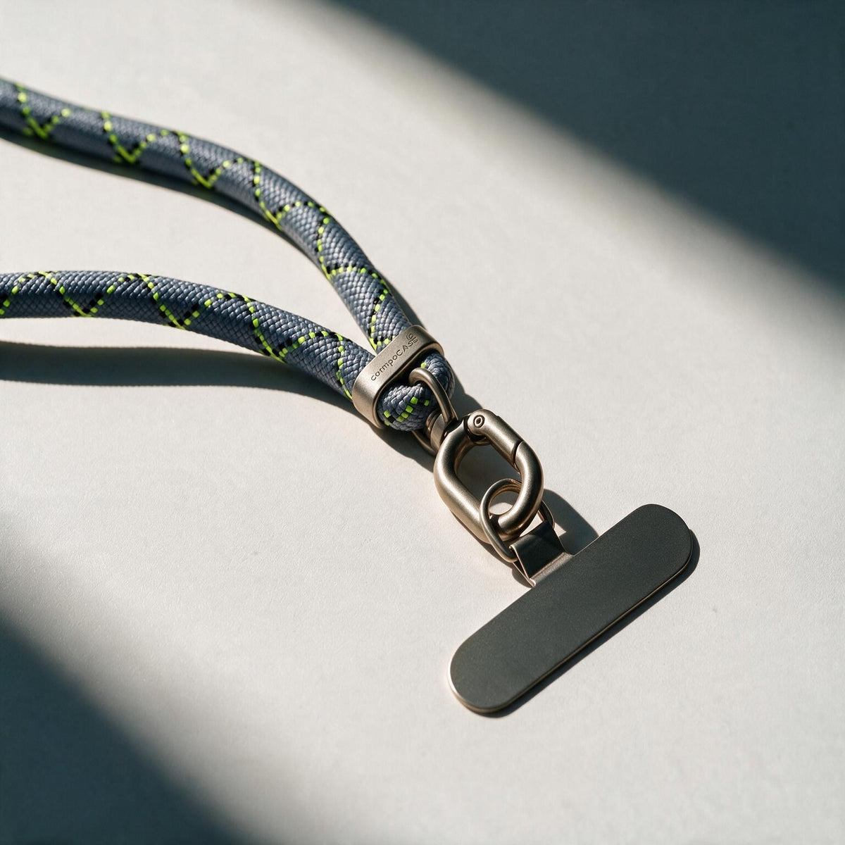 Handykette compoSTRAP mit Metallplättchen in Nahaufnahme