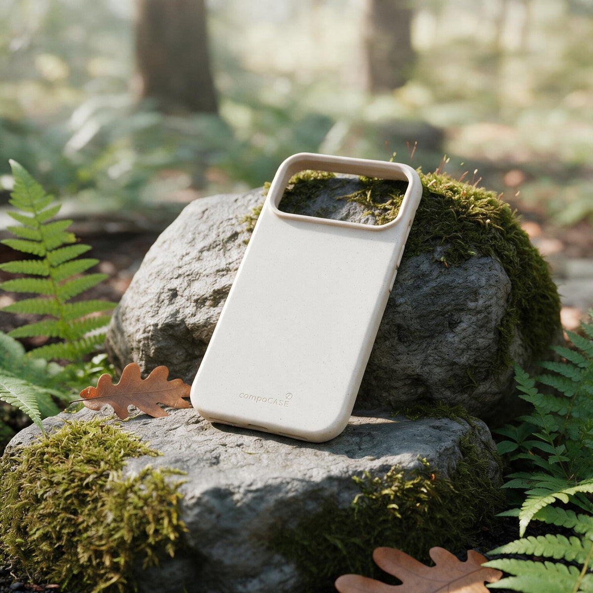 compoCASE Hülle in Stone White auf einem bemoosten Stein im Wald