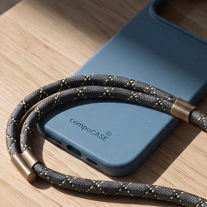 Handykette compoSTRAP mit compoCASE Hülle in Arctic Blue auf einem Holztisch