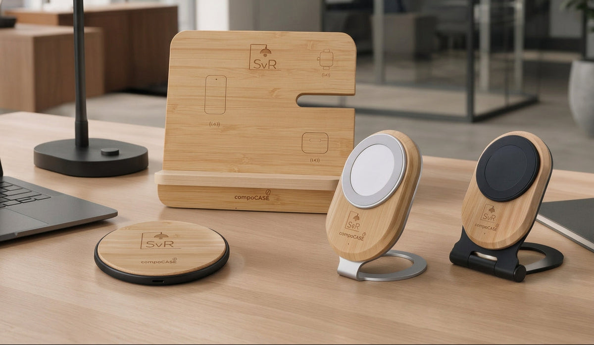 Wood Wireless Charger Triple, Single und Single Pro mit graviertem Beispiel-Logo auf einem Schreibtisch