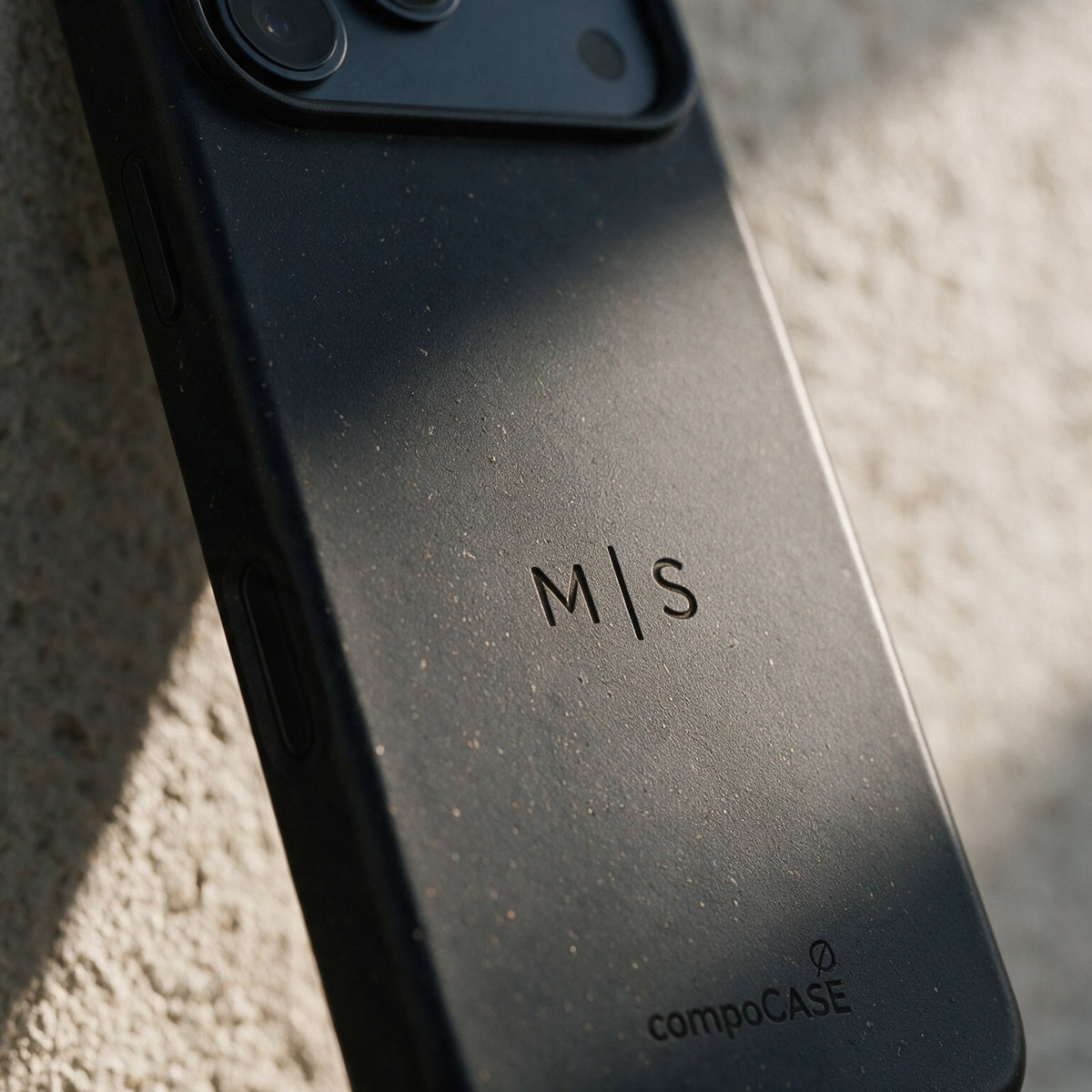 compoCASE Handyhülle in Midnight Black mit gravierten Initialen M|S